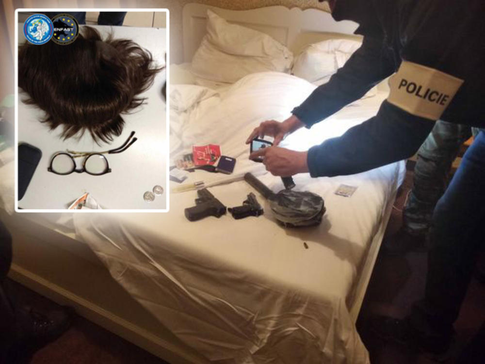 Zaplena... Policija u Čabinoj  sobi našla oružje,  periku i naočare