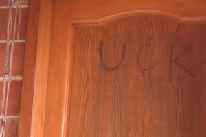 NOVI INCIDENT U GORAŽDEVCU: Grafit UČK osvanuo na vratima porodične kuće! (VIDEO)