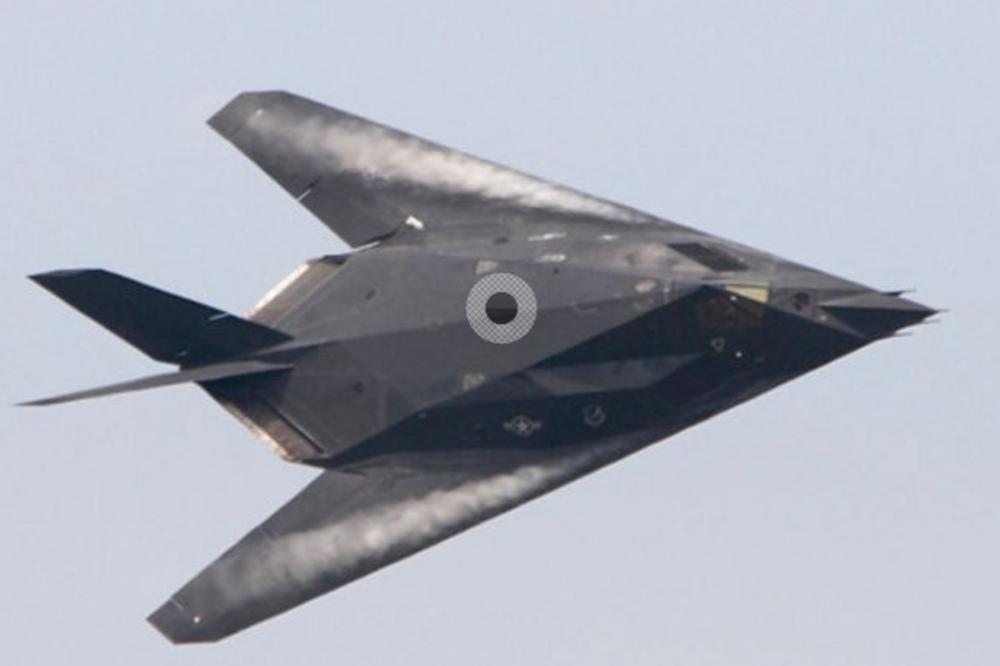 ŠOKANTNO! AMERIČKI STELT BOMBARDERI F-117 NA TAJNIM ZADACIMA: Nevidljivi noćni sokolovi povučeni iz upotrebe, a učestvovali u vazdušnim udarima po Siriji! VOJSKA JUGOSLAVIJE JEDINA U SVETU uspela da sruši avion ovog tipa! (VIDEO)