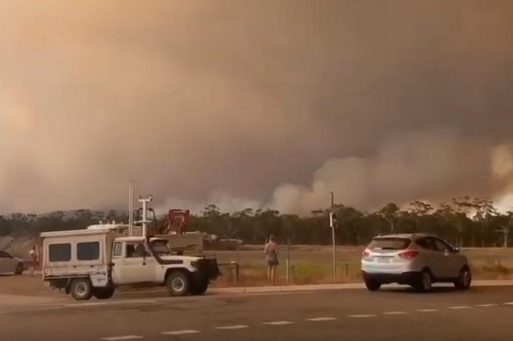 NAJVRELIJE LETO IKADA ZABELEŽENO: Australijanci se bore sa velikim požarima, oblaci dima idu i do 15 km u visinu! (VIDEO)