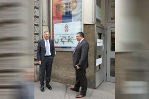 KURIR NA LICU MESTA! SKANDALOZNA PROVOKACIJA: Grafit OVK na ulazu u zgradu Konzulata Srbije u Beču?! Naša ambasada odmah zatražila pooštrene mere bezbednosti (FOTO)
