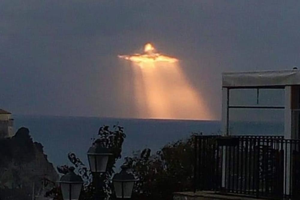 ŠOK PRIZOR NA ITALIJANSKOM NEBU: Slika Isusa Hrista ukazala se dok se Sunce probijalo kroz oblake! (FOTO)
