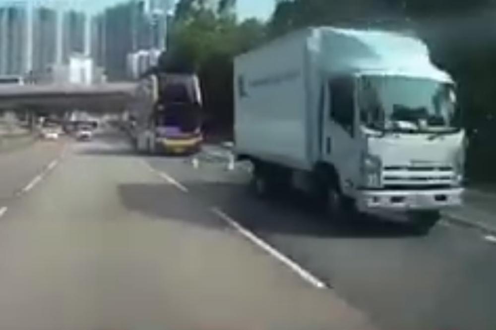 STRAVIČAN SNIMAK NESREĆE: Sudarili se autobus i kamion, poginula oba vozača, 15  povređenih (VIDEO)