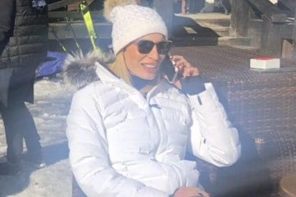 KURIR PAPARACO! Minja Miletić uživa na Kopaoniku! Lepa voditeljka ne skida osmeh s lica, dokazala da stvarno nije ČELIČNA LEDI (FOTO)