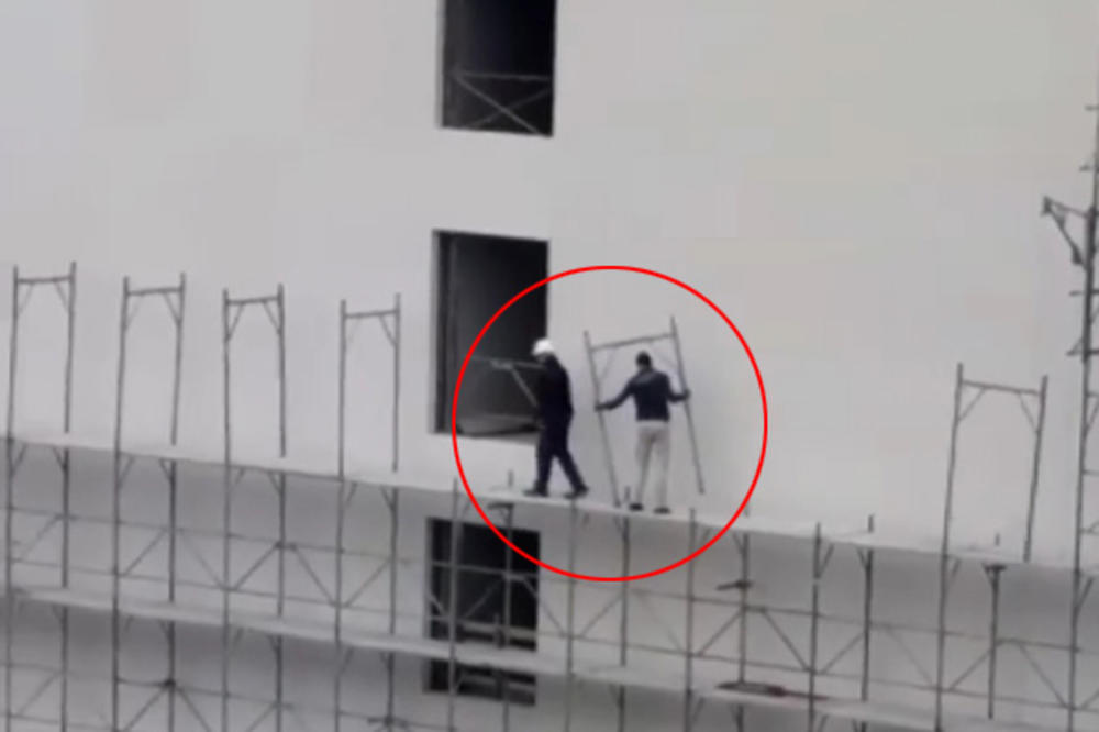 SRPSKA GRAĐEVINSKA STRAVA! Radnici u Bloku 45 hodaju PO IVICI SMRTI! Na 10 spratu, bez zaštite, pola koraka od PONORA!  (UZNEMIRUJUĆI VIDEO)