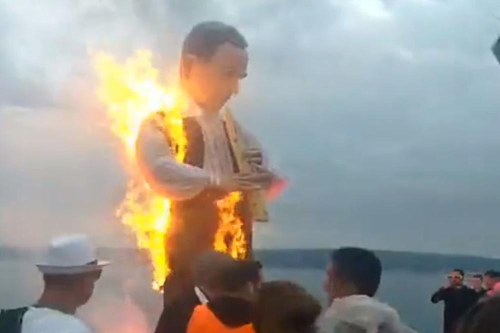 JOŠ JEDAN SKANDAL U HRVATSKOJ: Ponovo zapalili lutku sa likom Pupovca i rugali se vaterpolistima Zvezde! Goreo i Plenković! (VIDEO)