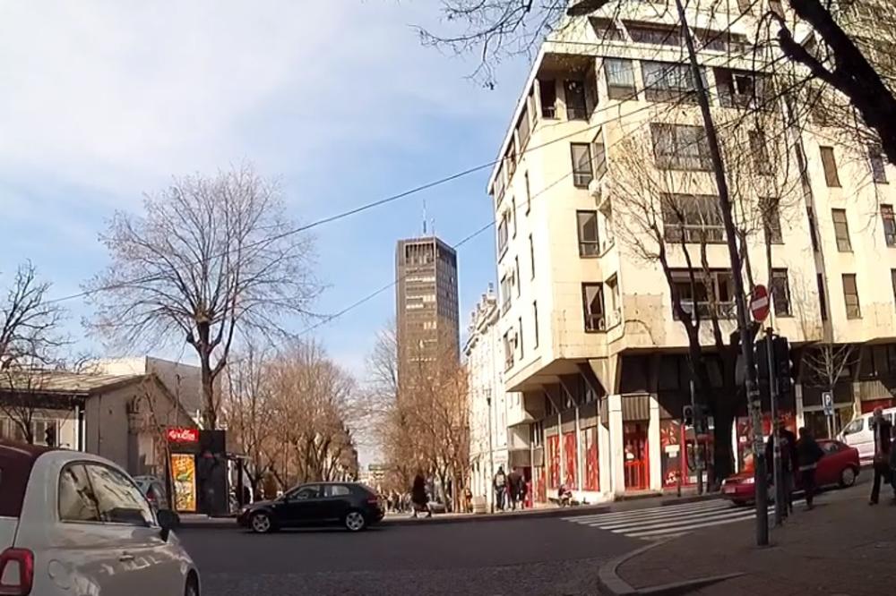 NE MOŽE BAHATIJE OD OVOGA! U samom centru Beograda prolazi kroz ČISTO CRVENO i to u suprotnom pravcu! Ali tek da vidite ŠTA RADI NA PEŠAČKOM (VIDEO)