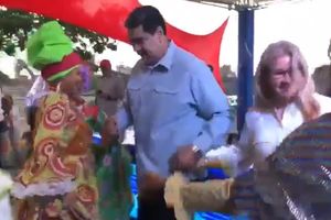 CEO SVET PRATI HAOS U VENECUELI, A MADURO PLEŠE SALSU: Uhvatio ženu za ruke, pa zaigrali, pogledajte te pokrete! (VIDEO)
