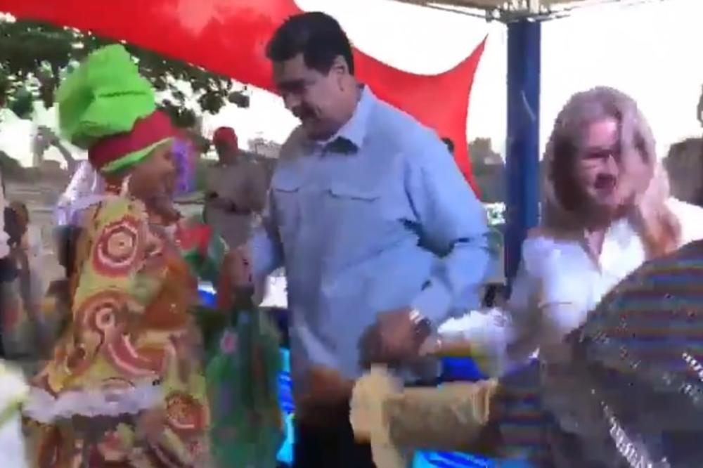 CEO SVET PRATI HAOS U VENECUELI, A MADURO PLEŠE SALSU: Uhvatio ženu za ruke, pa zaigrali, pogledajte te pokrete! (VIDEO)