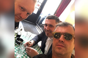 POLITIKA KARIRANOG STOLNJAKA: Đilas, Sergej i Boško uz rakiju u kafani planiraju HAOS u Brusu i Grockoj! (FOTO)