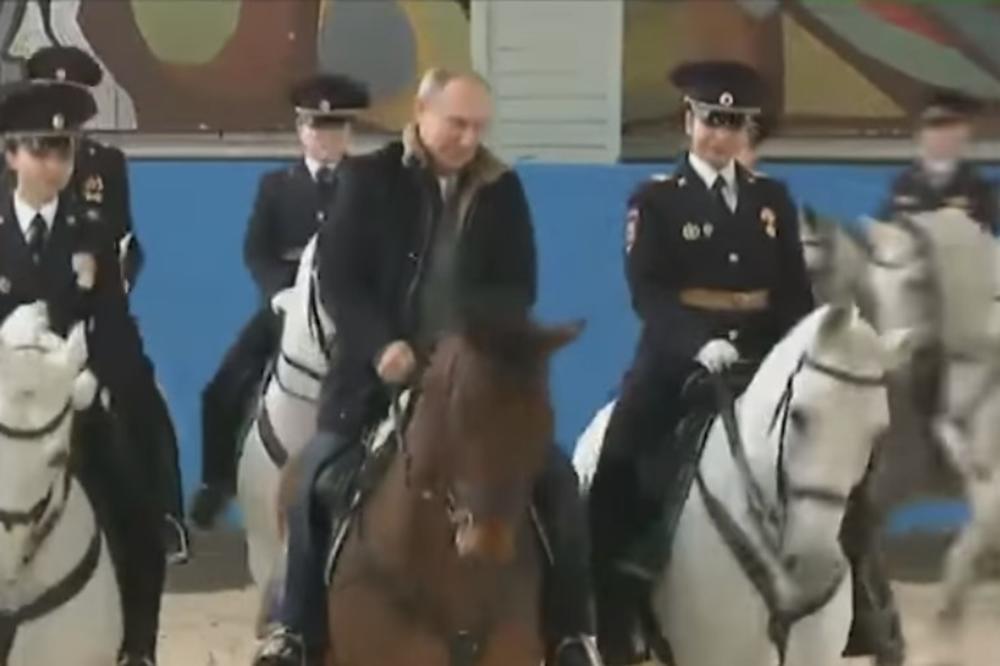 PUTIN SE OKRUŽIO  LEPOTICAMA: Predsednik Rusije u farmerkama jaše konja uz policajke (VIDEO)