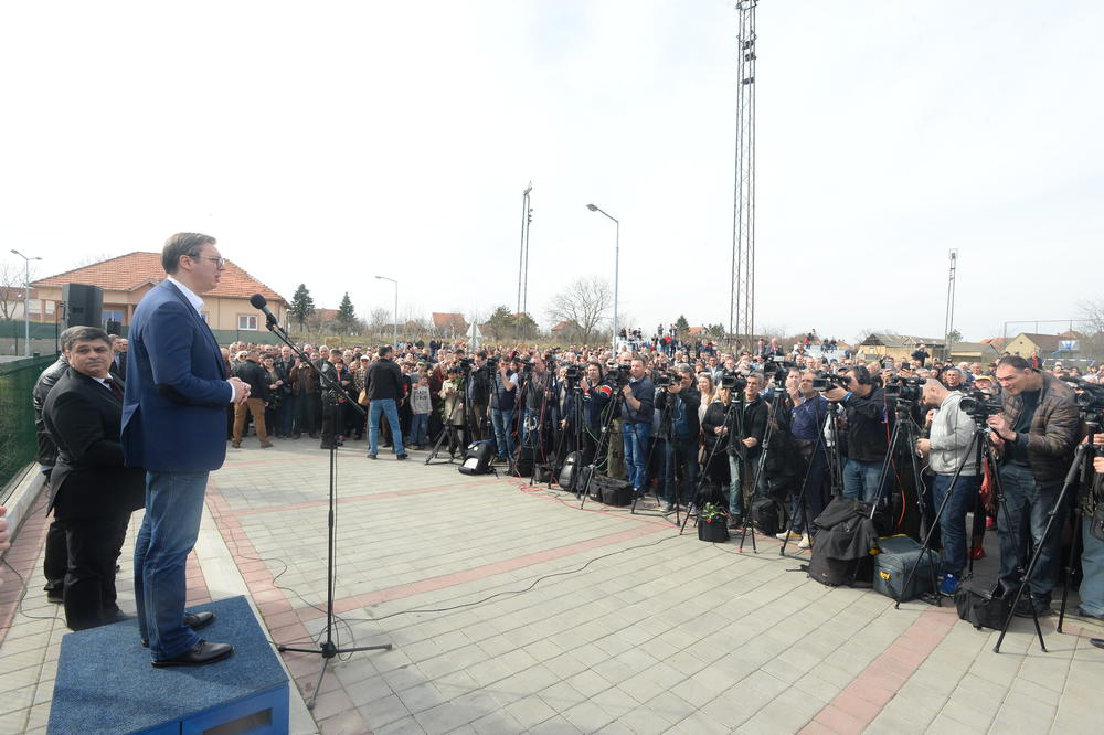 VUČIĆ SA MEŠTANIMA BELEGIŠA: Albanci ne žele dijalog, naš odgovor biće odlučan