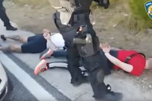 PALA OPASNA KRIMINALNA BANDA KOD SPLITA! POLICIJA IH POBACALA PO PUTU: Pogledajte SPEKTAKULARNU akciju hapšenja! UBIJALI, KRALI I ZASTRAŠIVALI da bi preuzeli hrvatsko PODZEMLJE! (VIDEO)