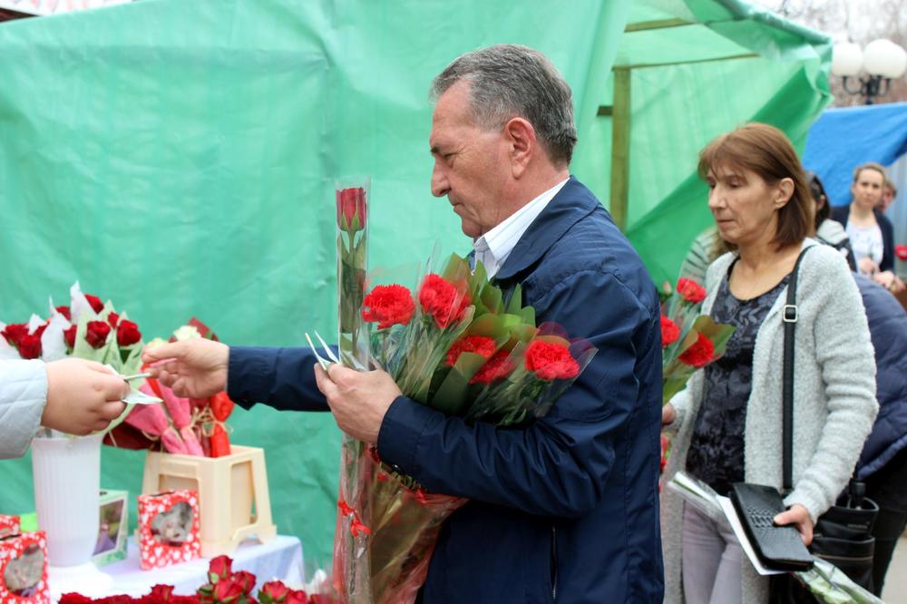 JAGODINSKI DŽENTLMEN: Nakupovao pune ruke cveća za svoje dame! (FOTO)