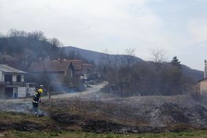 GASIO POŽAR NA NJIVI PA NASTRADAO: Čovek poginuo kada je pokušao da spreči širenje vatre na susednu parcelu