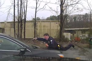 15 HITACA U NEPOSLUŠNOG KRADLJIVCA KOLA: Policajac izbačen iz službe zbog ubistva nenaoružanog čoveka (UZNEMIRUJUĆI VIDEO)