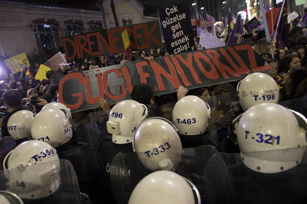 SUZAVAC ZA DAN ŽENA: Policija brutalno blokirala protest povodom 8. marta u Istanbulu (VIDEO, FOTO)
