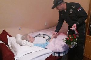 LEP GEST POLICIJE U VRBASU: Čestitali 8. mart najstarijoj Vrbašanki i odneli joj poklon