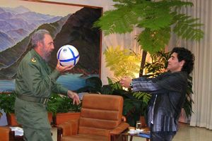 SKIDAO SE SA DROGE I PRAVIO BEBE! Maradona se na Kubi lečio od zavisnosti, družio sa Fidelom Kastrom i zabavljao sa KUBANSKIM LEPOTICAMA! Za četiri godine uspeo je da napravi TROJE DECE!