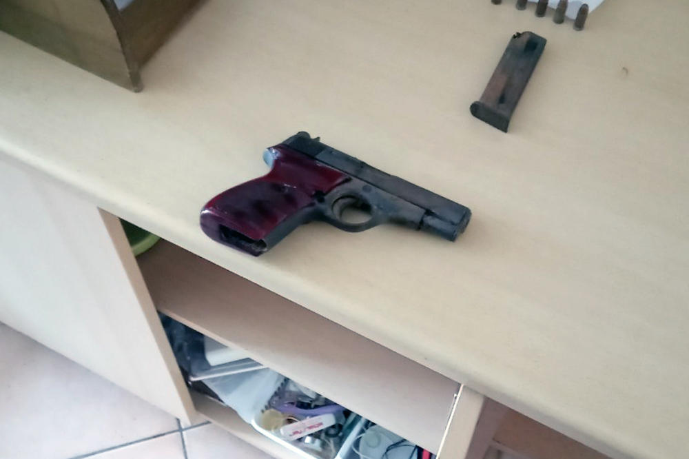 POLICIJA ZAPLENILA ORUŽJE U SREMSKOJ MITROVICI: U kući pronađen pištolj sa municijom