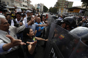 NA IVICI GRAĐANSKOG RATA: Miting i kontramiting na ulicama Karakasa! Policija razdavaja pristalice Madura i Gvaida!