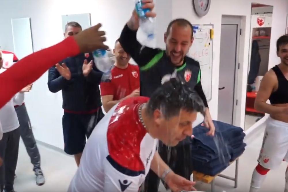 FUDBALERI ZVEZDE ŠOKIRALI MILOJEVIĆA: Pogledajte kako su crveno-beli u svlačionici iznenadili trenera za rođendan (VIDEO)