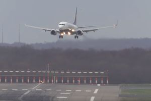 OVAKO IZGLEDA KADA VETAR NAPRAVI HAOS: Čak 30 aviona nije uspelo da sleti u Diseldorf, a drugi su se dobro namučili (VIDEO)