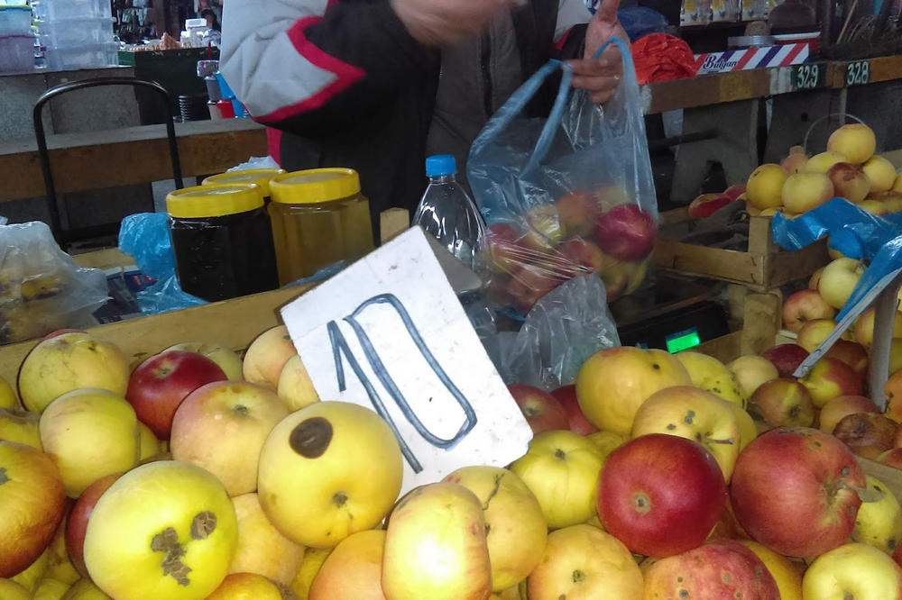 ŠOK NA PIJACAMA U NIŠU: Uvozni crni luk čak osam puta skuplji od srpskih jabuka!
