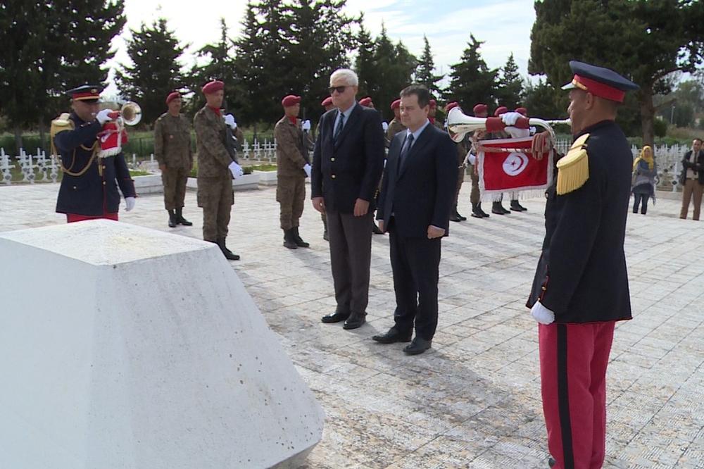 DAČIĆ POLOŽIO VENAC SRPSKIM HEROJIMA U TUNISU: Cveće za naše vojnike u Menzel Burgibi