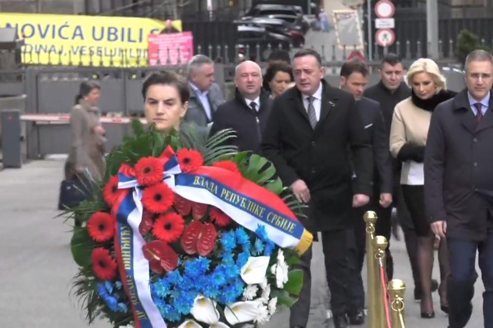 (KURIR TV) 16 GODINA OD UBISTVA ZORANA ĐINĐIĆA: Brnabićeva i ministri položili venac na mesto gde je ubijen bivši premijer Srbije