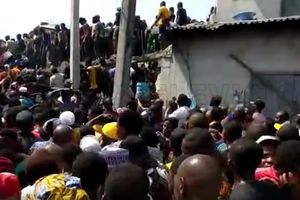 SRUŠILA SE ZGRADA U NIGERIJI: Oko 100 ljudi zatrpano, među njima i đaci! Taman kad su počeli časovi, sve se urušilo (VIDEO)