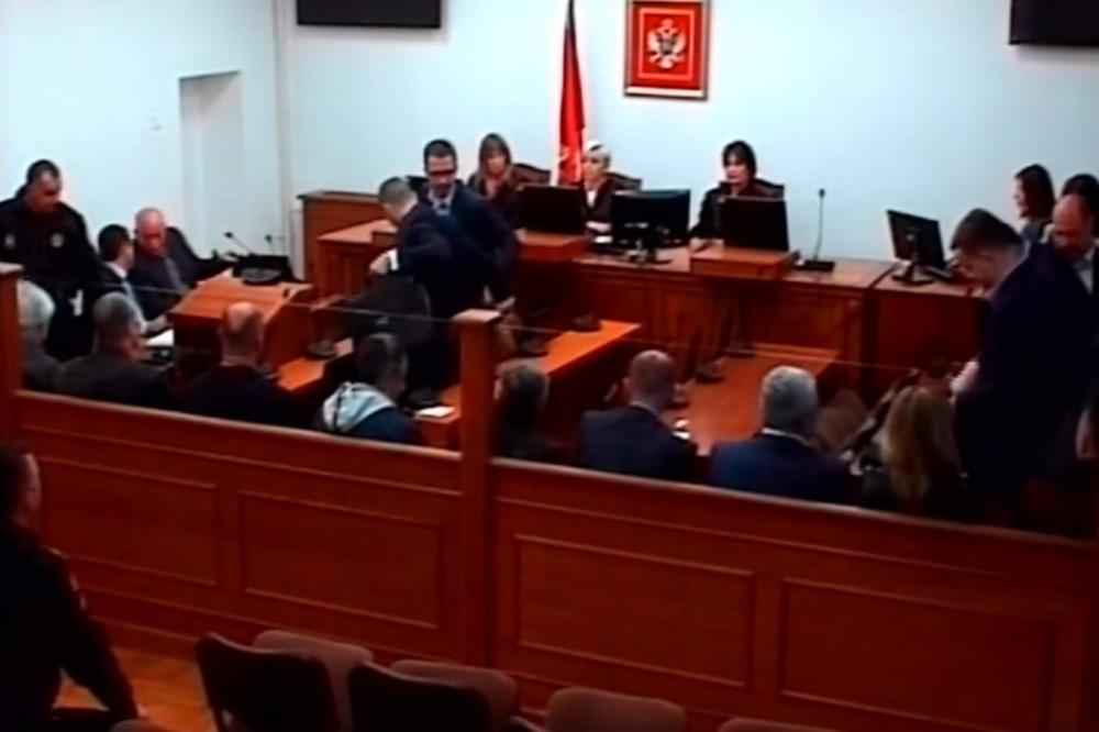 HAOS U VIŠEM SUDU U PODGORICI! Advokati odbrane napustili sudnicu! Sudija odbila da u dokaze stavi snimke glavnog svedoka da je AFERA DRŽANI UDAR LAŽIRANA! (VIDEO)