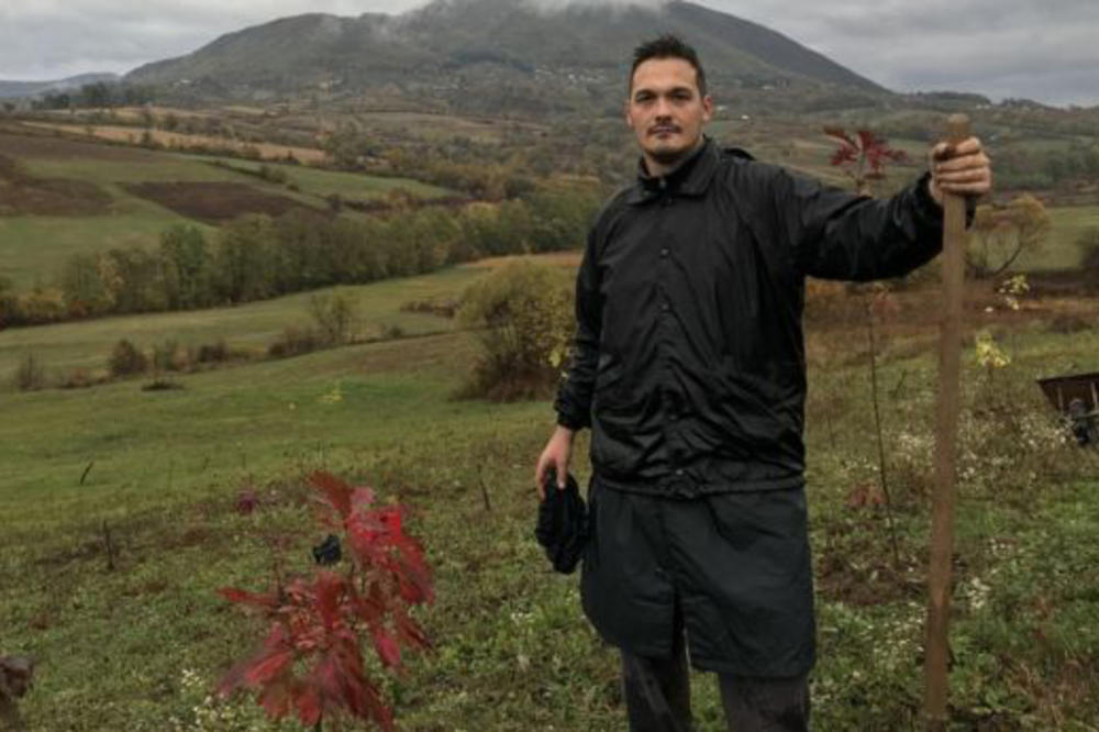 POŠUMLJAVANJE: Mladić sadi novu šumu u selu kod Čačka da bi „proizvela kiseonik za sve nas"
