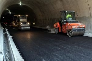 NASTAVLJENI RADOVI U GRDELICI: Počelo asfaltiranje desne cevi tunela Manajle (FOTO)