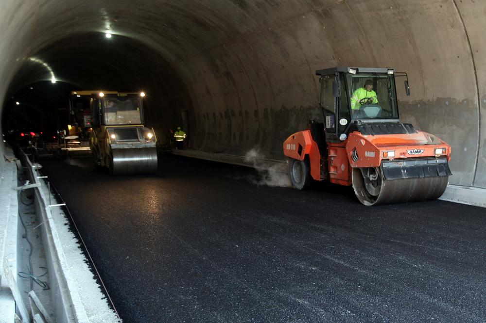 NASTAVLJENI RADOVI U GRDELICI: Počelo asfaltiranje desne cevi tunela Manajle (FOTO)