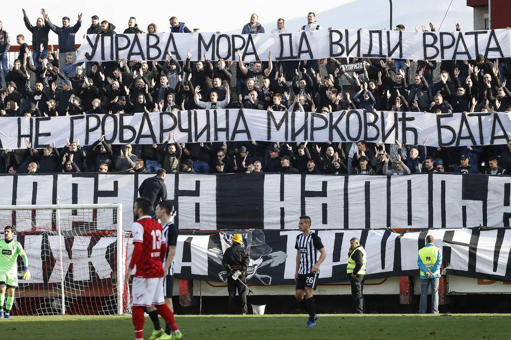 GROBARI NA STRANI BIVŠEG TRENERA: Navijači Partizana jednim tansparentom rekli šta misle o odlasku Bate Mirkovića