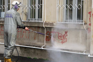 NASTAVAK AKCIJE: Uklanjanje grafita na Voždovcu