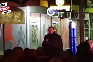 MARŠ U BEOGRAD! LOPOVE! PRODAO SI KOSOVO! Đilas pokušao da održi govor u Kuršumliji, građani zviždali i skandirali lideru opozicije! (KURIR TV)