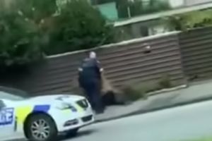 OVAKO JE UHAPŠEN TERORISTA NA NOVOM ZELANDU: Krenuo da beži kolima, a onda se policajci zaleteli u njega i zaustavili ga (VIDEO)