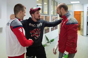 DOBRO POZNATO LICE NA MARAKANI: Miloš Degenek posetio fudbalere Crvene zvezde (VIDEO)