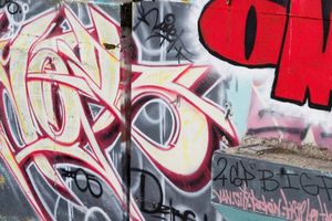 NACIONALISTIČKE GRAFITE PRETVORILI U UMETNOST: Mladi u Zenici odlučili da umesto govora mržnje stvore murale (VIDEO)