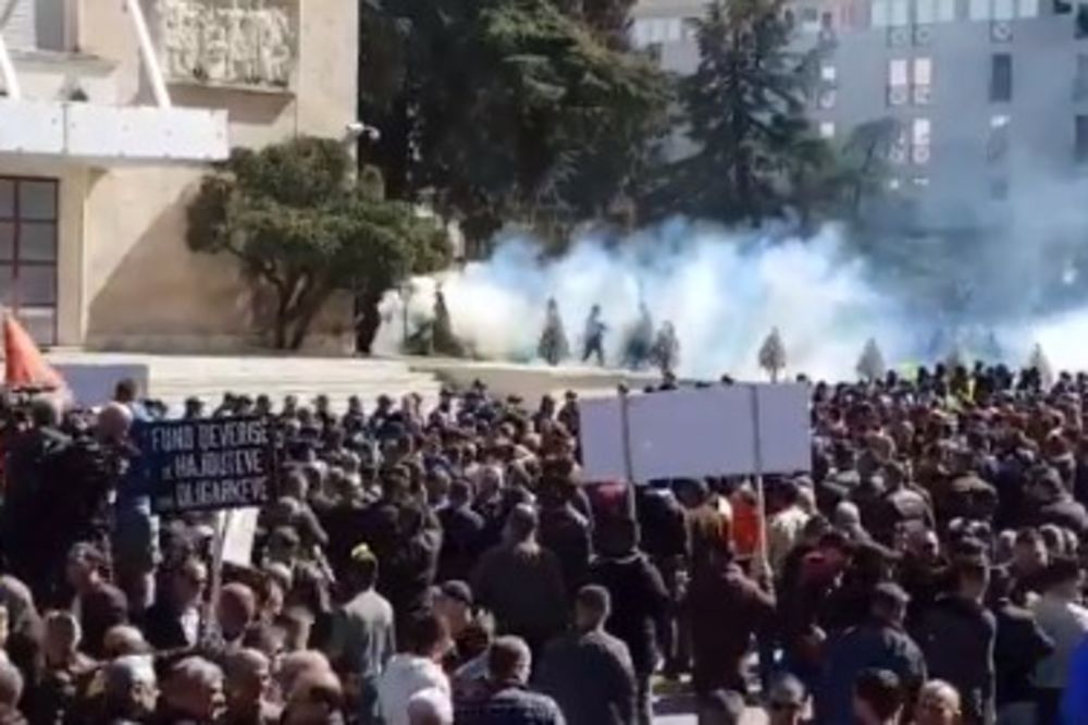 HAOS U TIRANI: Demonstranti  probili ogradu oko Raminog kabineta, policija ih zasula suzavcem! Hiljade traže premijerovu ostavku (VIDEO)