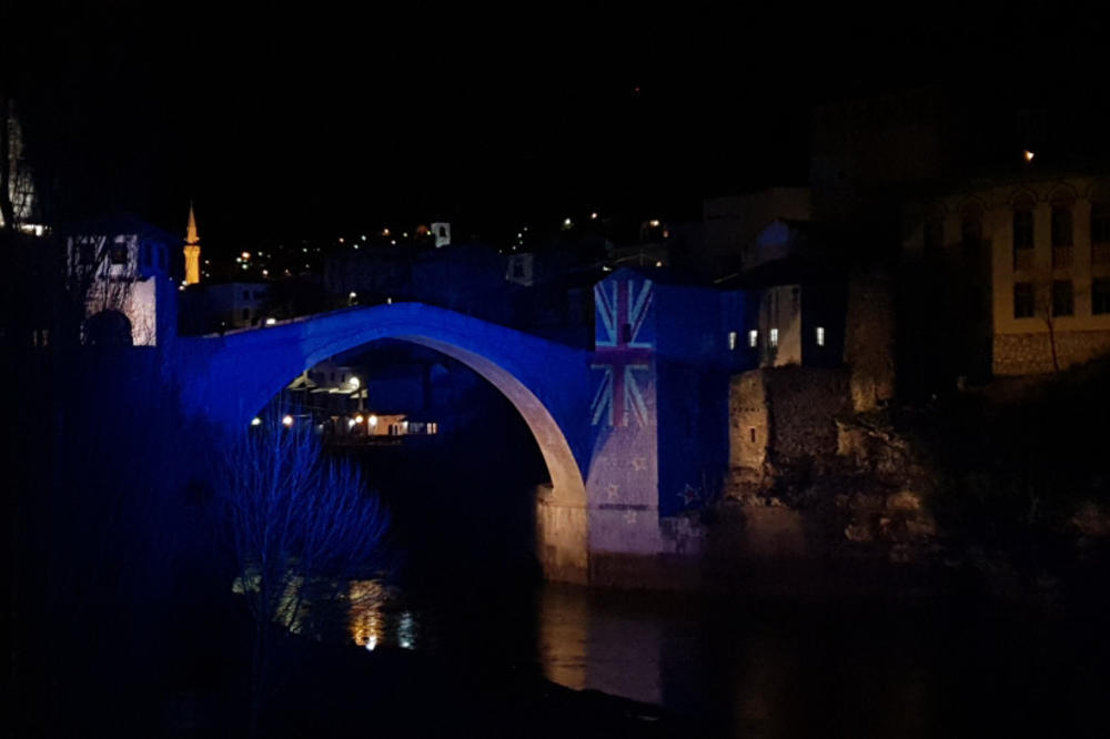 STARI MOST U BOJAMA NOVOZELANDSKE ZASTAVE: Mostar odaje počast žrtvama masakra u Krajstčerču (VIDEO)