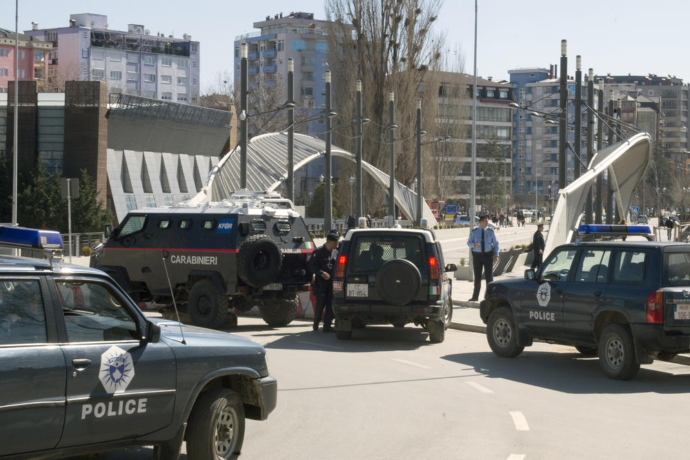 RASTU TENZIJE: Specijalci na mostu na Ibru, okupljaju se Albanci iz južne Mitrovice