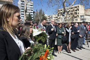 PETNAEST GODINA OD KADA SU BEZUMNICI RUŠILI I UBIJALI: U Kosovskoj Mitrovici obeležena godišnjica martovskog pogroma