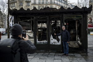 DAN POSLE VELIKIH NEREDA U PARIZU: Juče rat na ulicama, a sad tišina! Turisti se slikaju ispred polupanih izloga (FOTO)