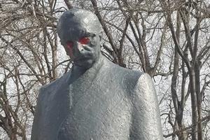 IŠARAN SPOMENIK TUĐMANU U SPLITU: Oči kipa obojene crvenom bojom! (FOTO)