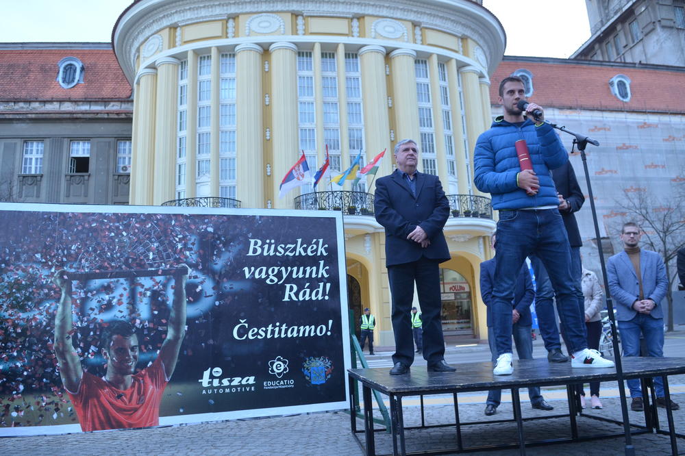 SENĆANI DOČEKALI HEROJA LASLA ĐEREA: Zahvalio im se i obećao proboj među 20 najboljih! (FOTO)