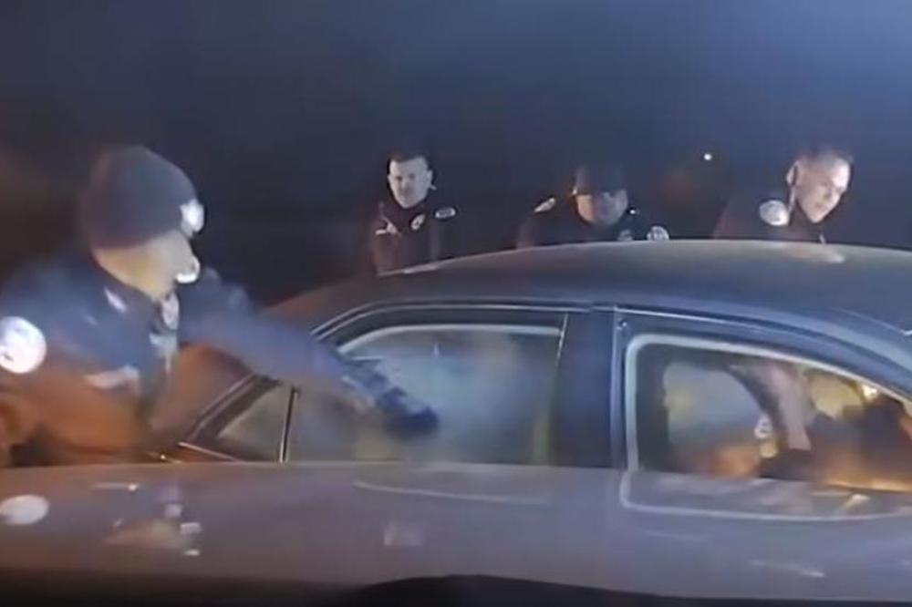 PREGAZILA POLICAJCA I SPREMALA SE DA POBEGNE: Njegove kolege okružile su auto, a osveta je bila BRUTALNA (UZNEMIRUJUĆI VIDEO)