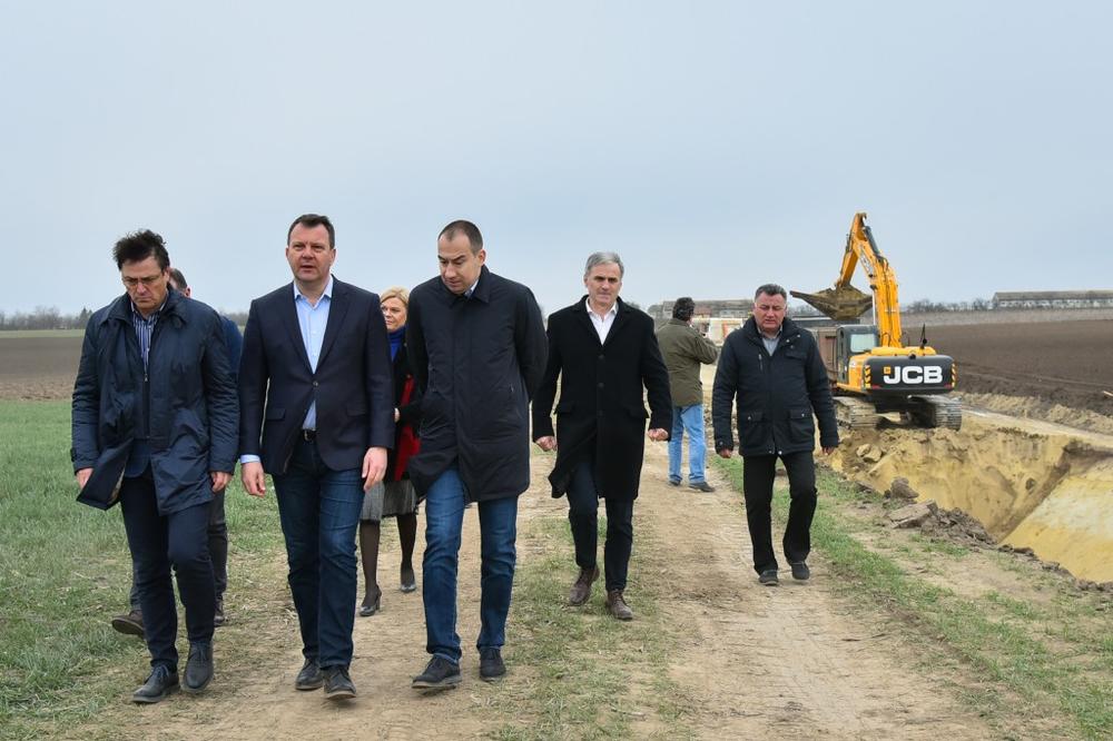 POKRAJINSKA VLADA: Predsednik Mirović obišao radove na izgradnji regionalnog sistema „Mali Iđoš“